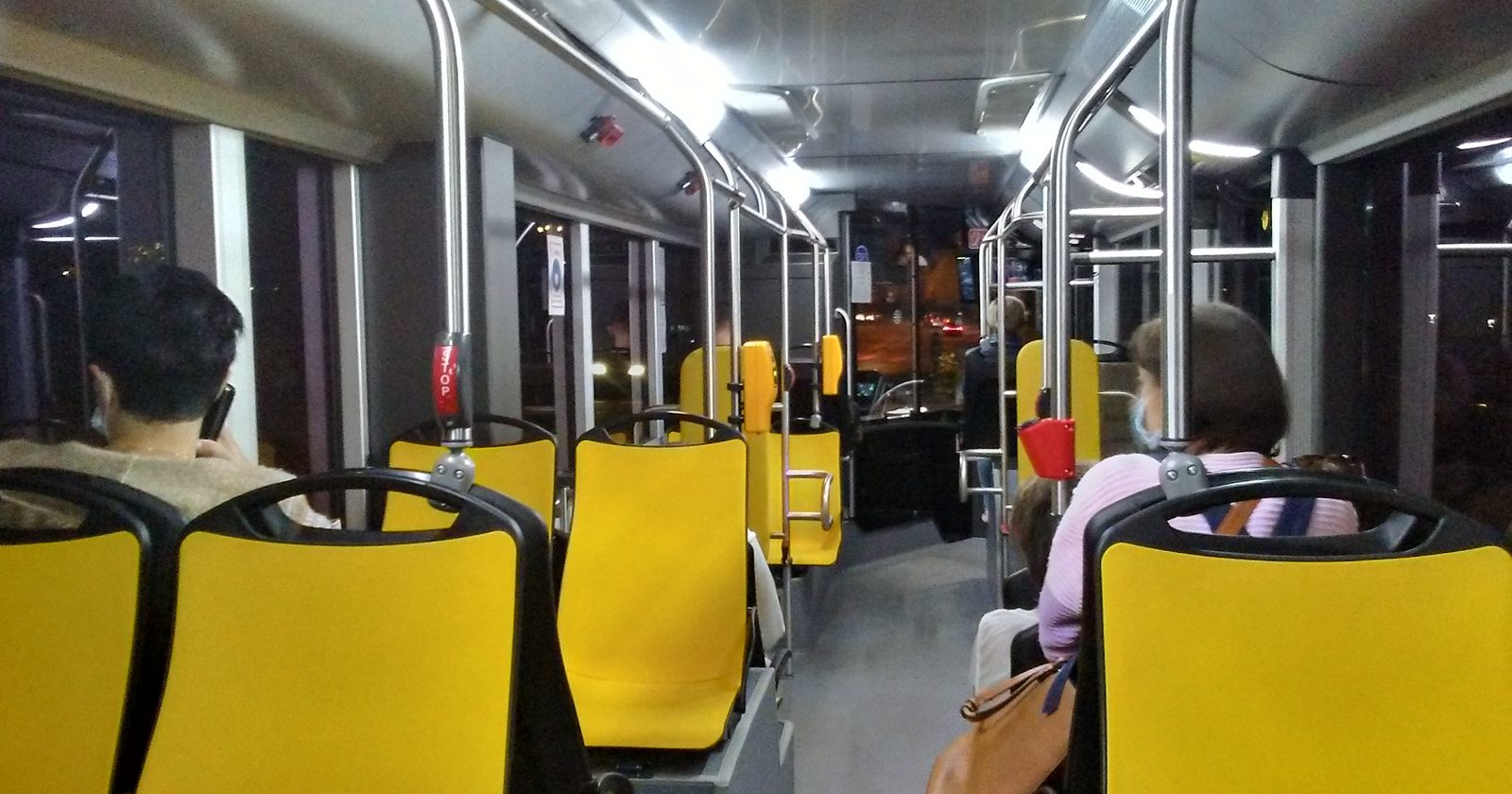 Wnętrze miejskiego autobusu elektrycznego Solaris Urbino