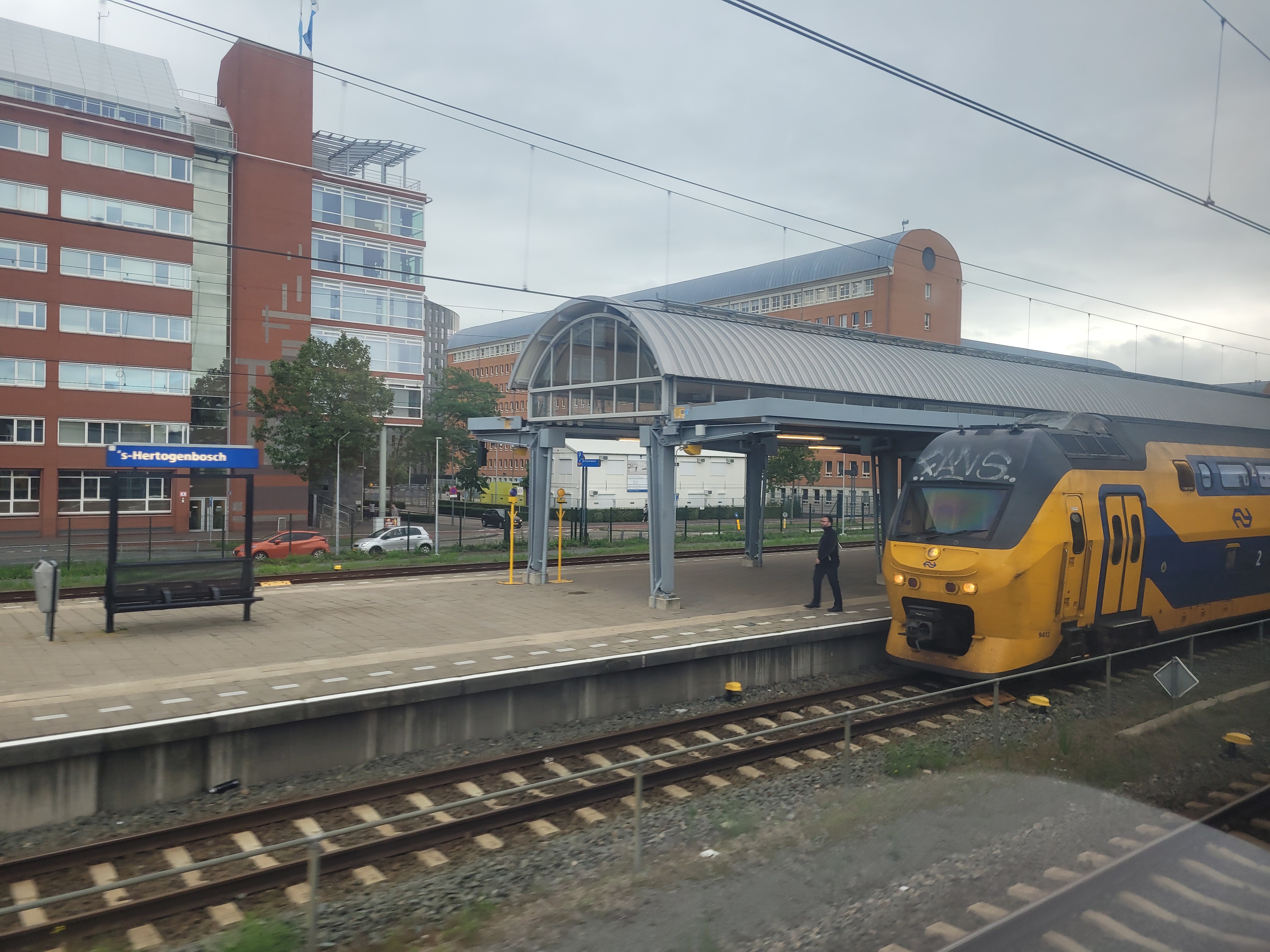 Peron dworca kolejowego w ’s-Hertogenbosch w Holandii, pociąg podmiejski przy krawędzi peronowej.