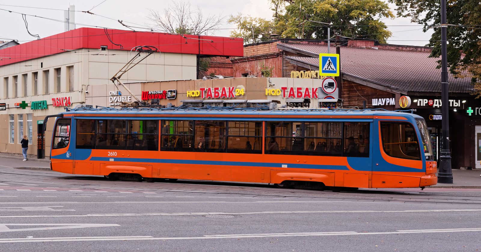 Tramwaj jadący wydzielonym torowiskiem w mieście