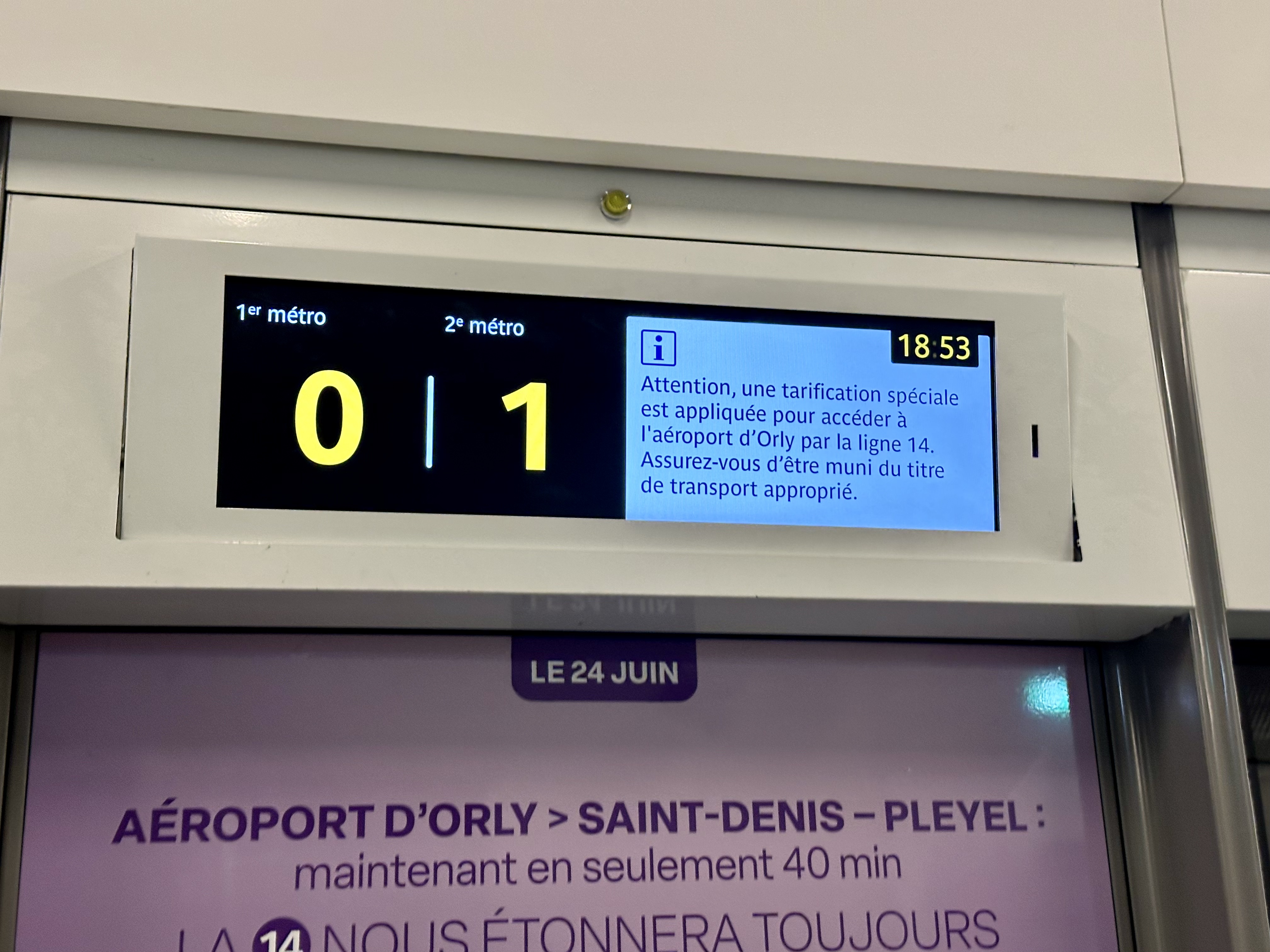 Elektroniczne tablice odjazdów na stacji Thiais–Orly pod Paryżem, pokazujące czasy do najbliższych pociągów.